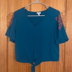 🌟 3 for $20! Teal flowy shirt with front tire